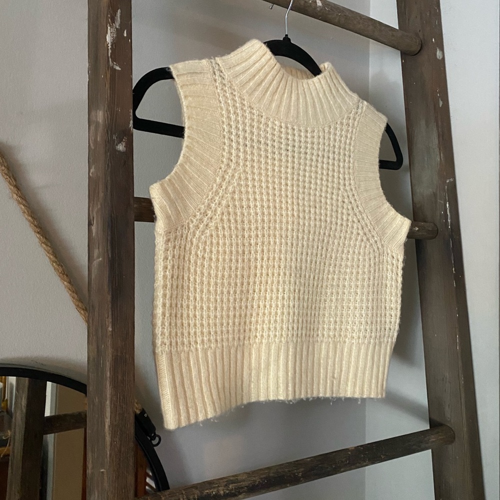 Size: XS Super soft sweater vest by Jessica Simpson